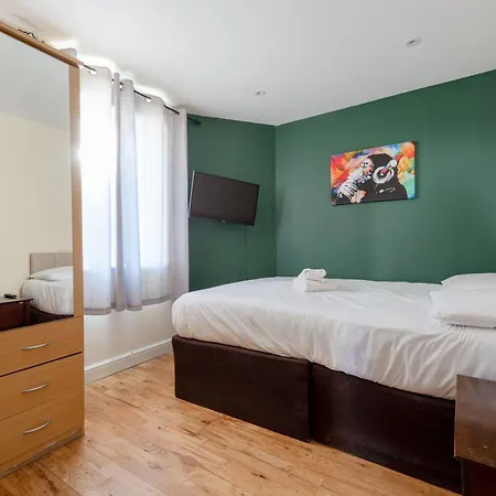 Big House Close To Metro Underground - Sleeps Up To 13 Guest house London