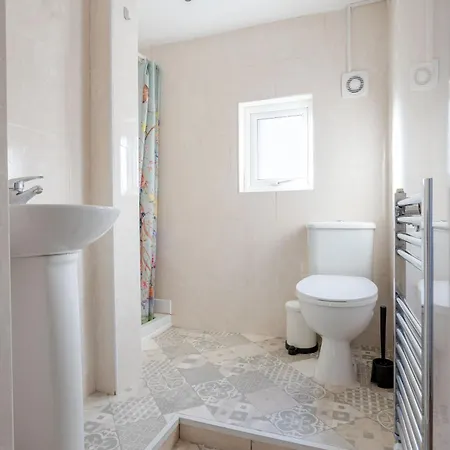 Big House Close To Metro Underground - Sleeps Up To 13 Guest house London