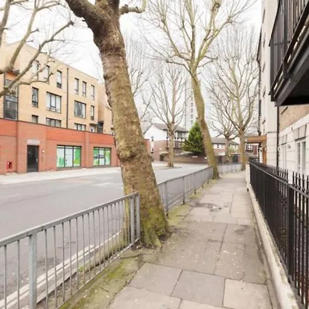 Three Bedroom By Beautiful Park *