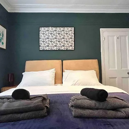 2 Bedrooms With Private Garden Walking Distance To Underground Ideal For Families * Londres
