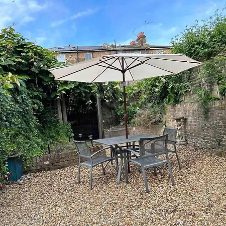 2 Bedrooms With Private Garden Walking Distance To Underground Ideal For Families Apartamento *