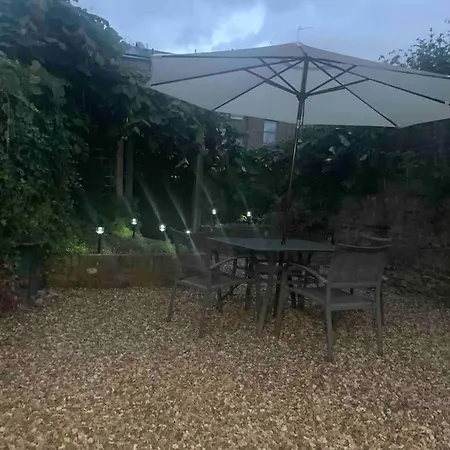 2 Bedrooms With Private Garden Walking Distance To Underground Ideal For Families *