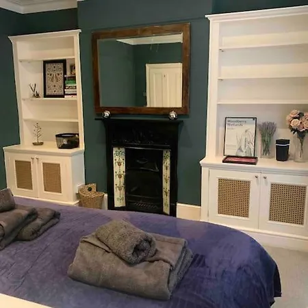 Apartamento 2 Bedrooms With Private Garden Walking Distance To Underground Ideal For Families