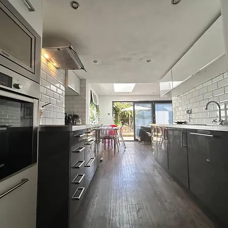 Apartamento 2 Bedrooms With Private Garden Walking Distance To Underground Ideal For Families *