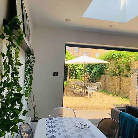 2 Bedrooms With Private Garden Walking Distance To Underground Ideal For Families