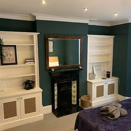 2 Bedrooms With Private Garden Walking Distance To Underground Ideal For Families