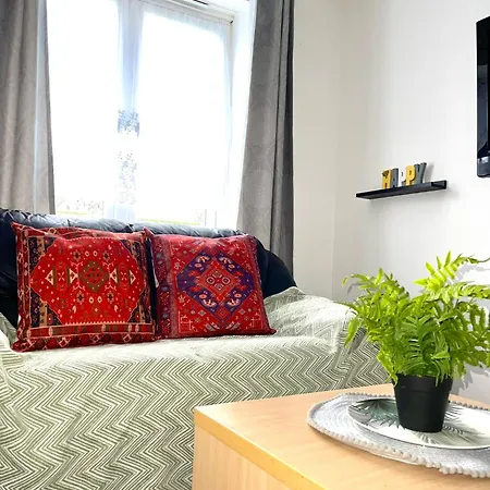 Comfortable And Convenient 1-bed In Romford