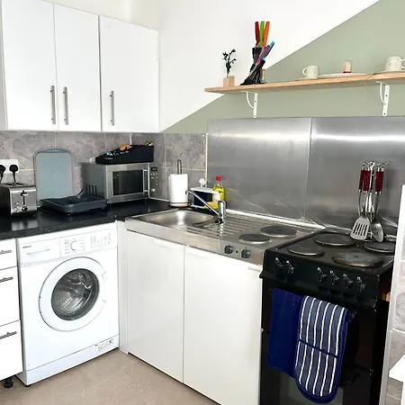 Comfortable And Convenient 1-bed In * Romford