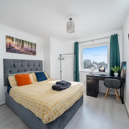 Private In London With Parking * Enfield