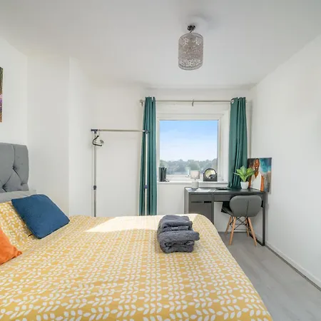 Private In London With Parking Apartment Enfield