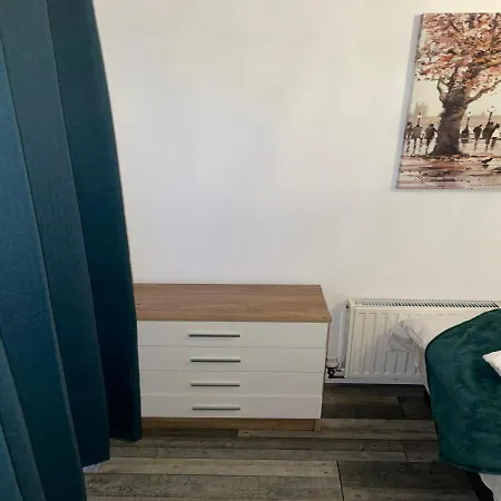 Private In London With Parking Apartment *