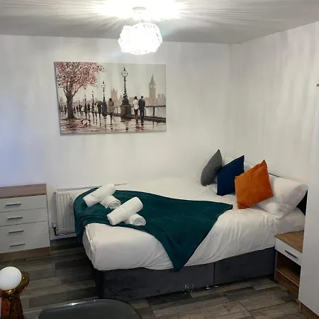 Private In London With Parking Apartment Enfield