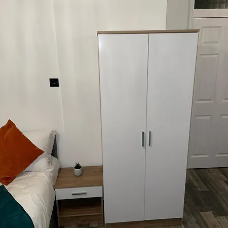 Private In London With Parking Apartment Enfield
