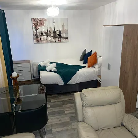 Private In London With Parking Enfield