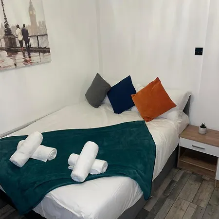 Private In London With Parking Apartment Enfield