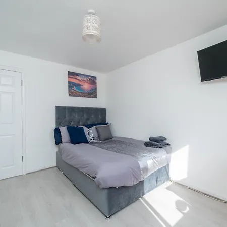 Private In London With Parking * Enfield