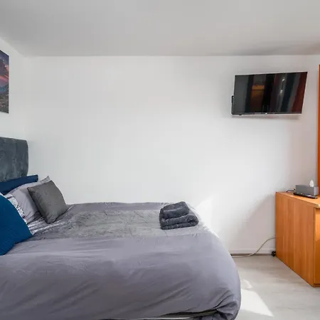 Private In London With Parking Apartment Enfield