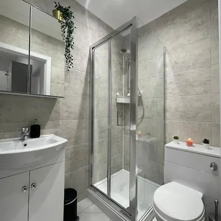 Apartment A Brilliant One Double Bedroom Flat London
