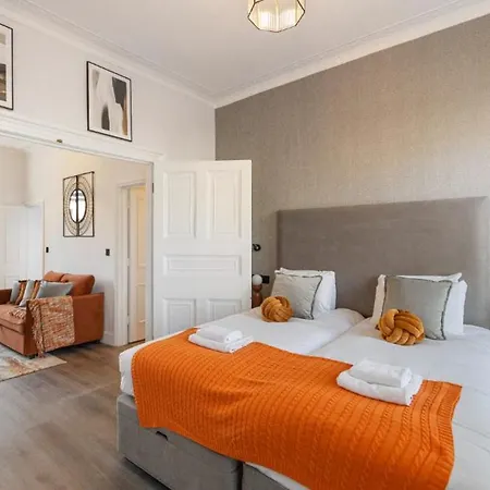 Apartment Simplicity Meets Warmth: 1-bed Delight
