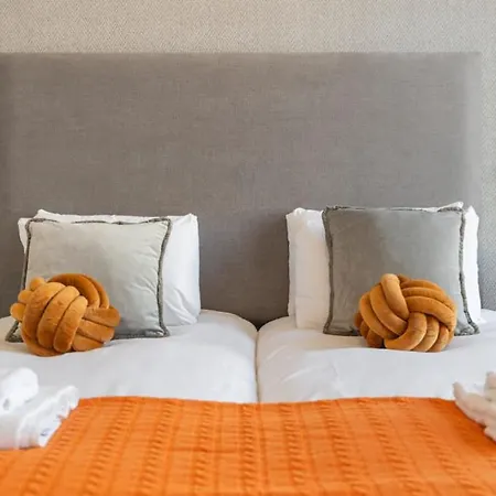 Apartment Simplicity Meets Warmth: 1-bed Delight *