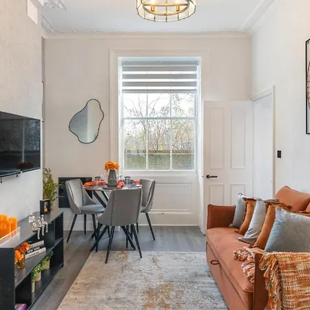Simplicity Meets Warmth: 1-bed Delight