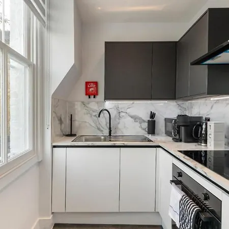 Simplicity Meets Warmth: 1-bed Delight