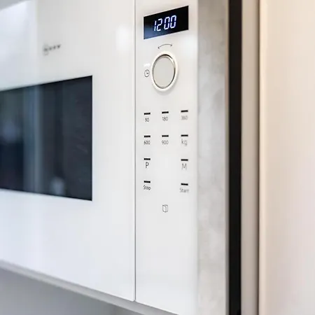 Luxurious 2 Bedroom Flat With Parking And Garden, 5 Mins Walk To Train Station And Bus Stop Opposite Apartament