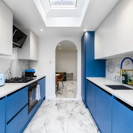 Luxurious 2 Bedroom Flat With Parking And Garden, 5 Mins Walk To Train Station And Bus Stop Opposite Londyn