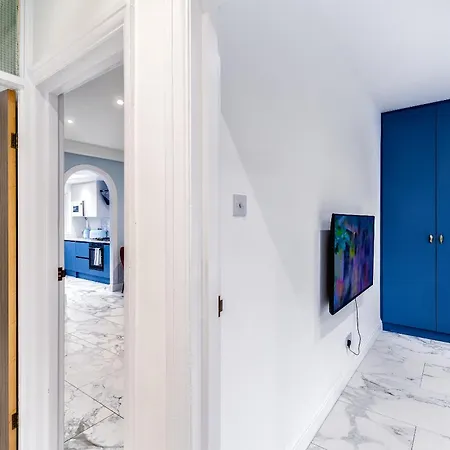 Luxurious 2 Bedroom Flat With Parking And Garden, 5 Mins Walk To Train Station And Bus Stop Opposite