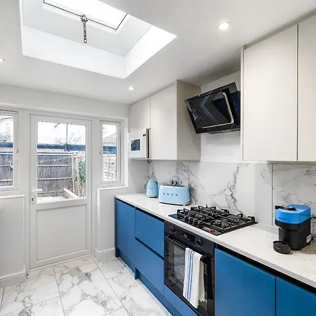 Luxurious 2 Bedroom Flat With Parking And Garden, 5 Mins Walk To Train Station And Bus Stop Opposite Apartament Londyn