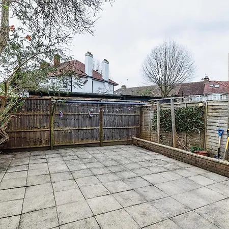 Apartament Luxurious 2 Bedroom Flat With Parking And Garden, 5 Mins Walk To Train Station And Bus Stop Opposite *