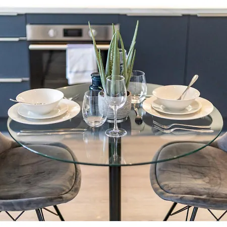 Cosmopolitan Living: Upscale 1br Gem In ベックナム