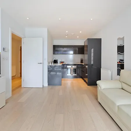 Spacious Flat Near South Bank By Underthedoormat * London