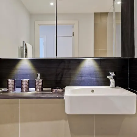 Apartment Spacious Flat Near South Bank By Underthedoormat