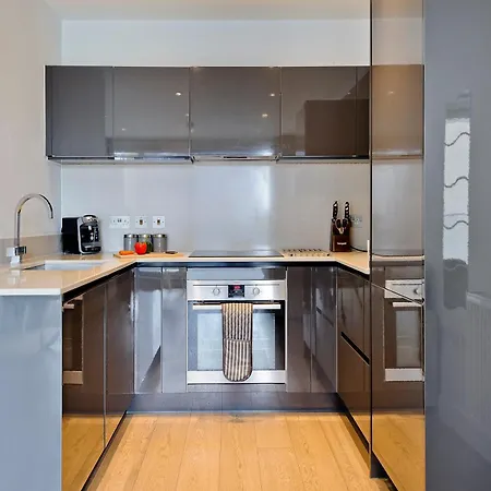 Spacious Flat Near South Bank By Underthedoormat London