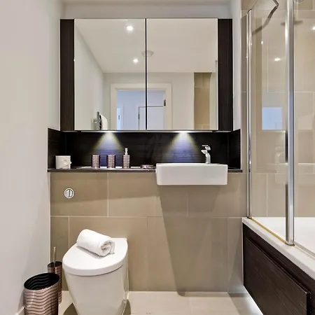 Spacious Flat Near South Bank By Underthedoormat Apartment