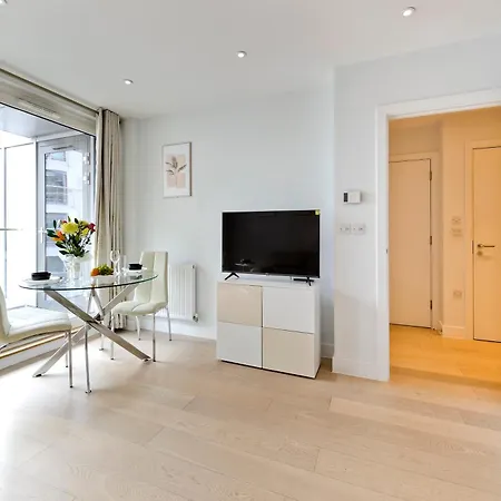 Spacious Flat Near South Bank By Underthedoormat * London