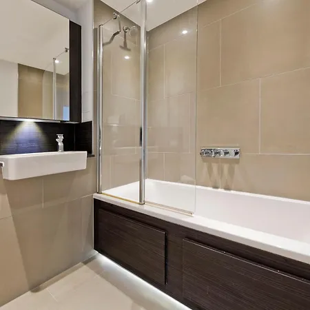 Spacious Flat Near South Bank By Underthedoormat Apartment London