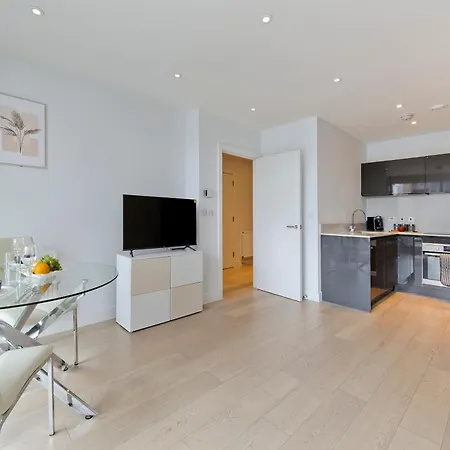 Spacious Flat Near South Bank By Underthedoormat * London