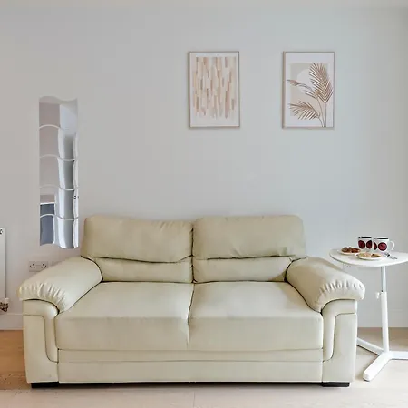 Apartment Spacious Flat Near South Bank By Underthedoormat