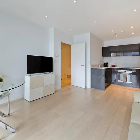 Spacious Flat Near South Bank By Underthedoormat Apartment