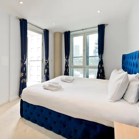 Spacious Flat Near South Bank By Underthedoormat *