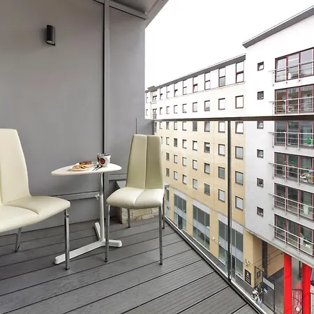 Spacious Flat Near South Bank By Underthedoormat Apartment *