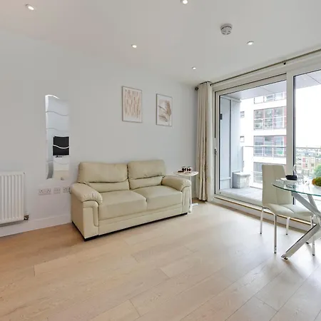 Spacious Flat Near South Bank By Underthedoormat *
