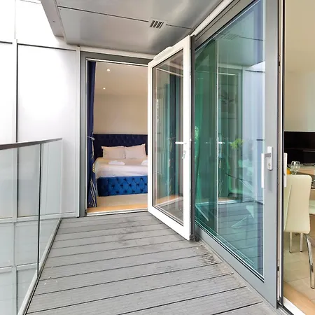 Spacious Flat Near South Bank By Underthedoormat *