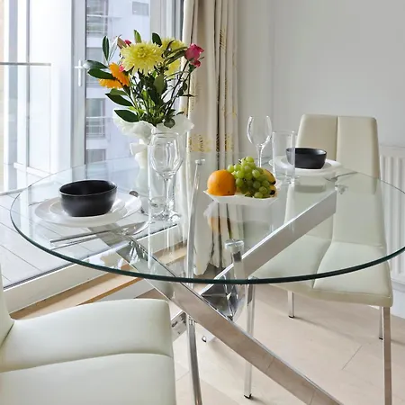 Spacious Flat Near South Bank By Underthedoormat *