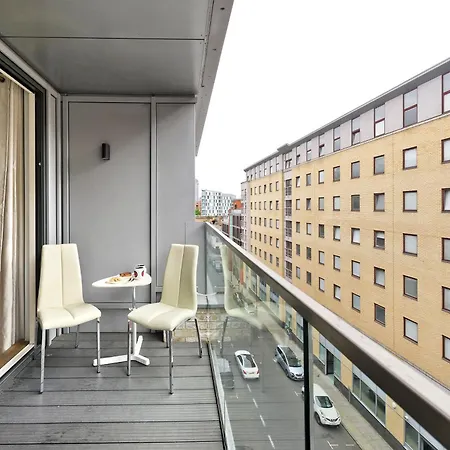 Spacious Flat Near South Bank By Underthedoormat Apartment