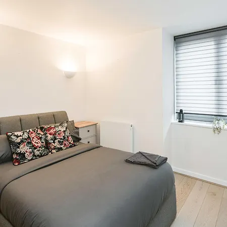Beautiful Penthouse With Private Terrace In Greenwich Peninsula