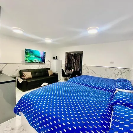 The Royal Boutique Studio By Heathrow Sleep 4 Apartment