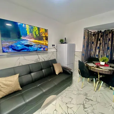 The Royal Boutique Studio By Heathrow Sleep 4 *
